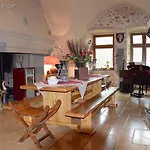 לינה וארוחת בוקר Chateau Des Aiguilles 3*