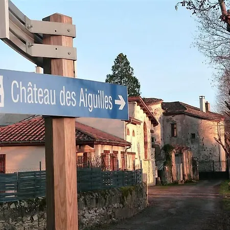 Chateau Des Aiguilles Bed and breakfast