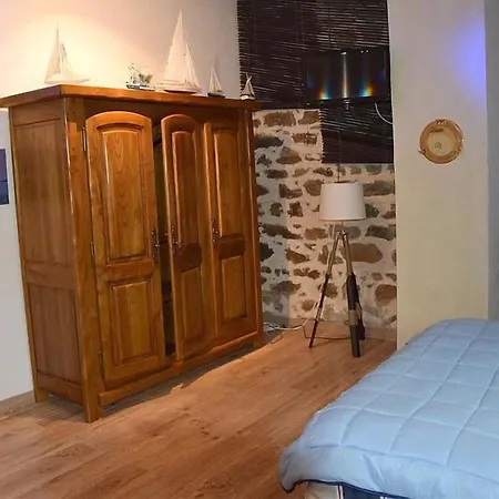 Chateau Des Aiguilles 3* Saint-Remy-de-Chargnat