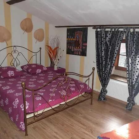 Chateau Des Aiguilles 3* Saint-Remy-de-Chargnat